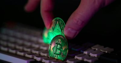Internetowi oszuści stosują kolejne sztuczki. Jak nie dać się oszukać na kryptowaluty?